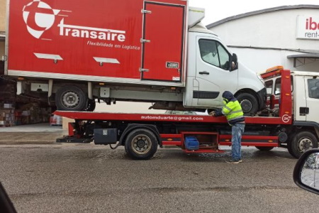 Reboque de pesados em ação