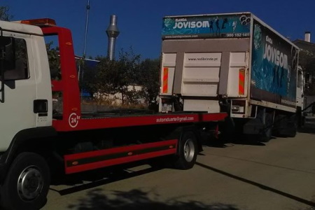 Reboque de pesados em ação