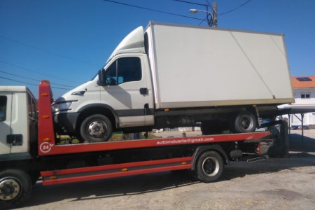 Reboque de pesados em ação