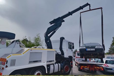 Reboque de pesados em ação